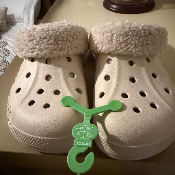 NWT‼️CROCS Cream Fuzzy Lined Clogs - Picture 3 of 3